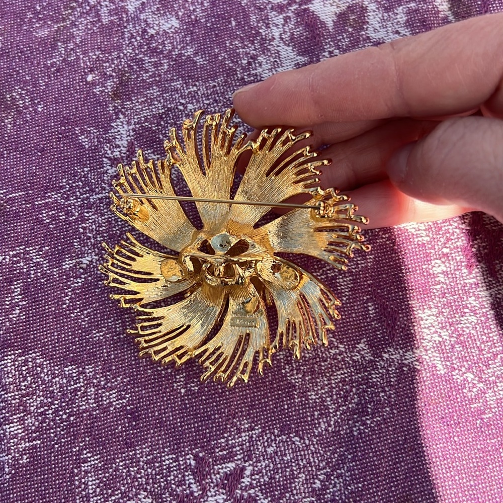 Vintage MONET Brooch Gold Tone - Picture 2 of 5